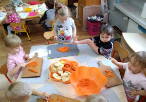 Dzieci kroją marchewki na sałatkę